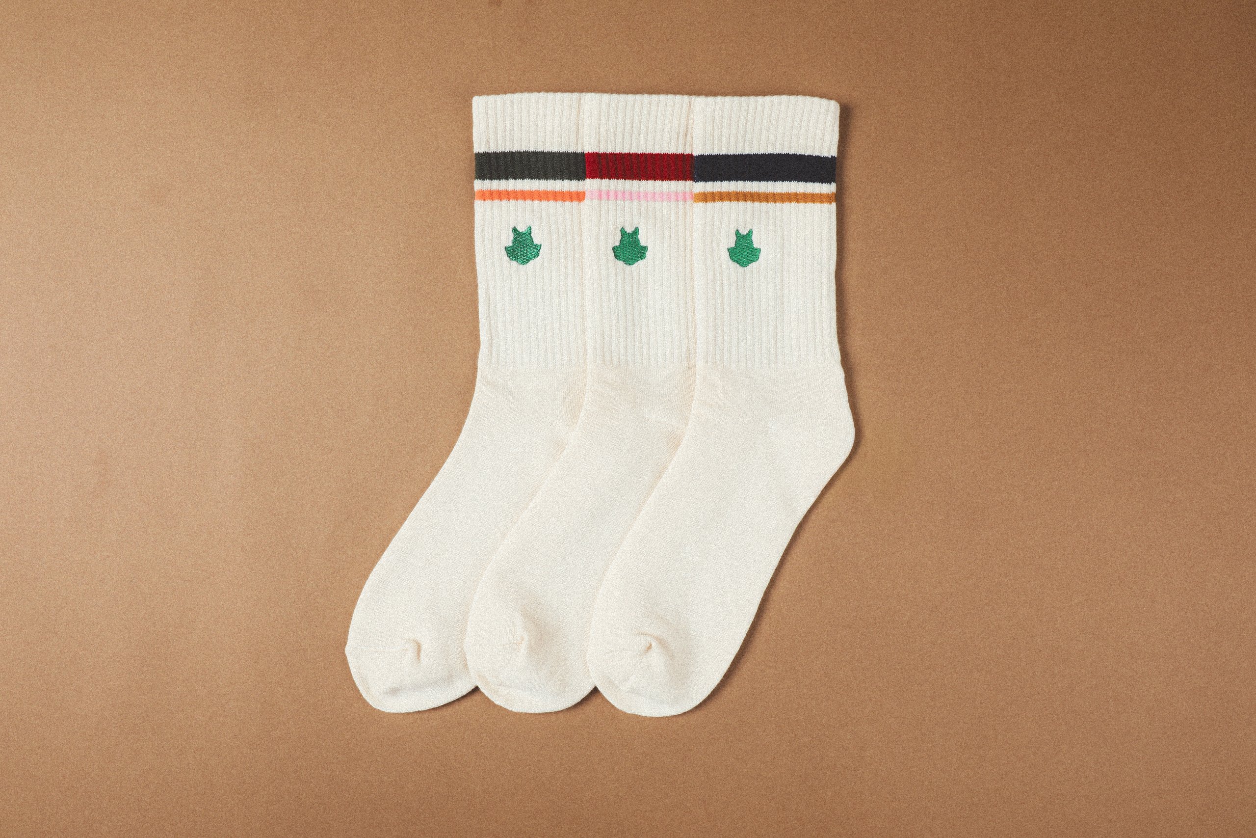 ถุงเท้า Retro Sport Sock สามสีวางเรียงกันบนพื้นสีน้ำตาล